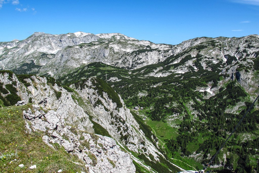 11_Haueslalm mit Oehler im Hintergrund.jpg